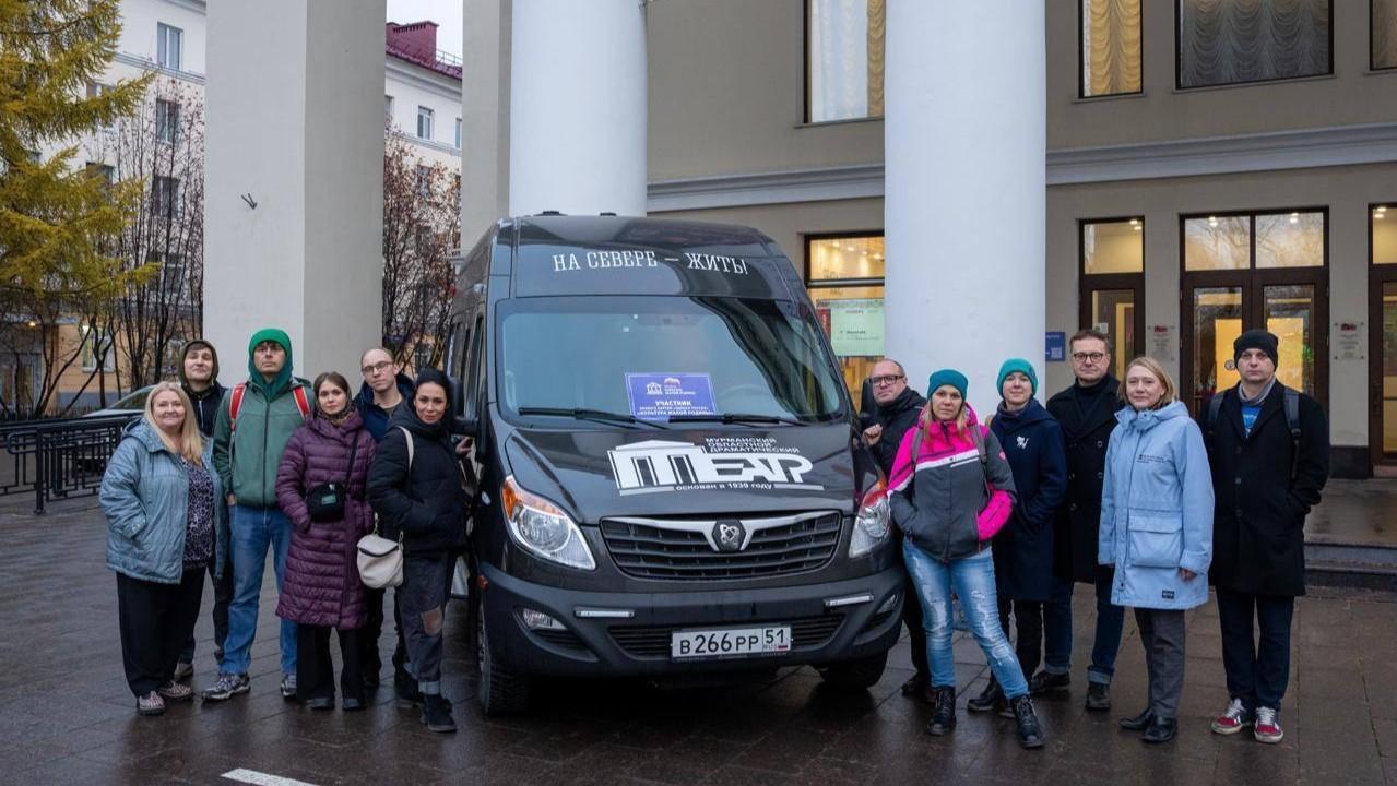 Новый автобус для гастролей получил Мурманский областной драмтеатр